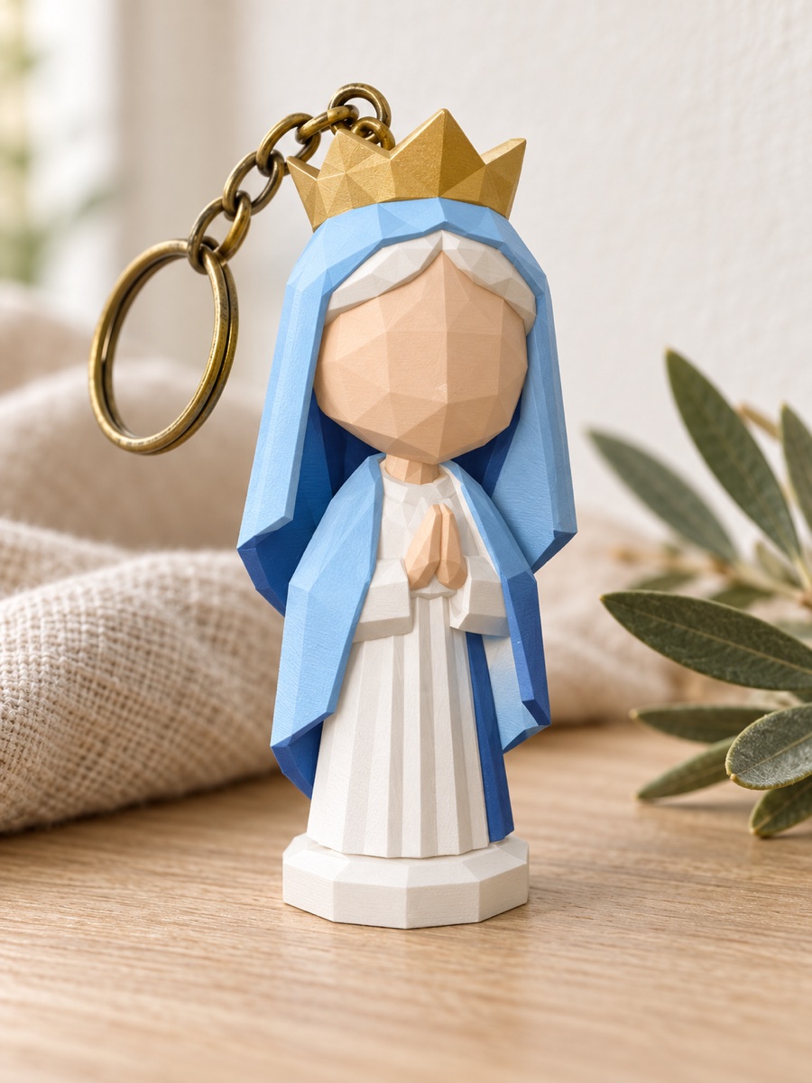 Chaveiro low poly de Nossa Senhora de manto azul e coroa dourada, pintado à mão
